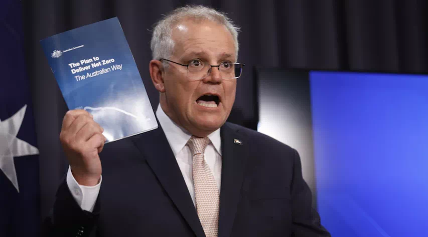 澳大利亚总理莫里森拿着澳洲“净零碳排放”计划