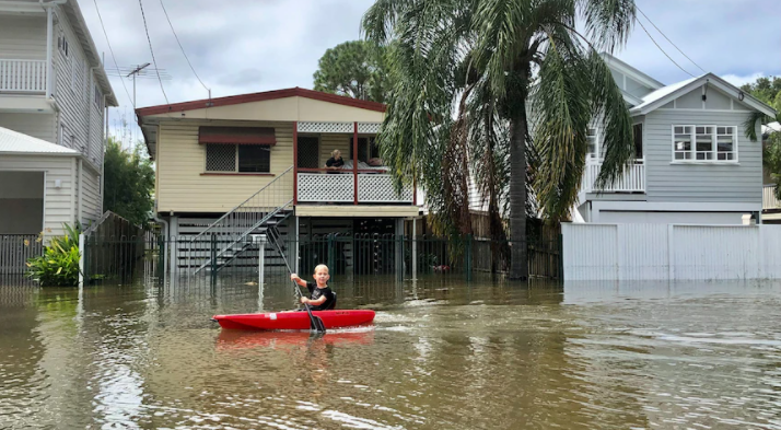昆士兰洪水期间，布里斯班郊区的街道