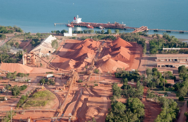 一艘货船正在昆士兰州的Cape York装载铝土矿
