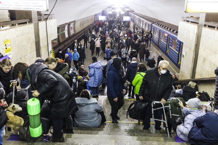 在基辅地铁站内避难的市民