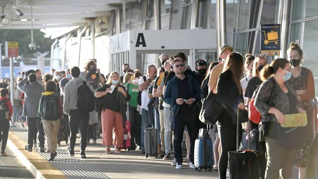 4月9日早晨的悉尼机场，旅客们排队到了国内航站楼的外面