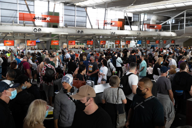 4月8日，悉尼机场2号航站楼一片拥挤和混乱