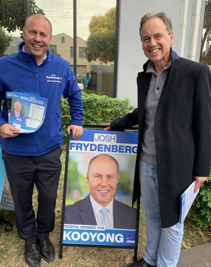 前任联邦卫生部长Greg Hunt（右）也前往Kooyong选区支持Frydenberg