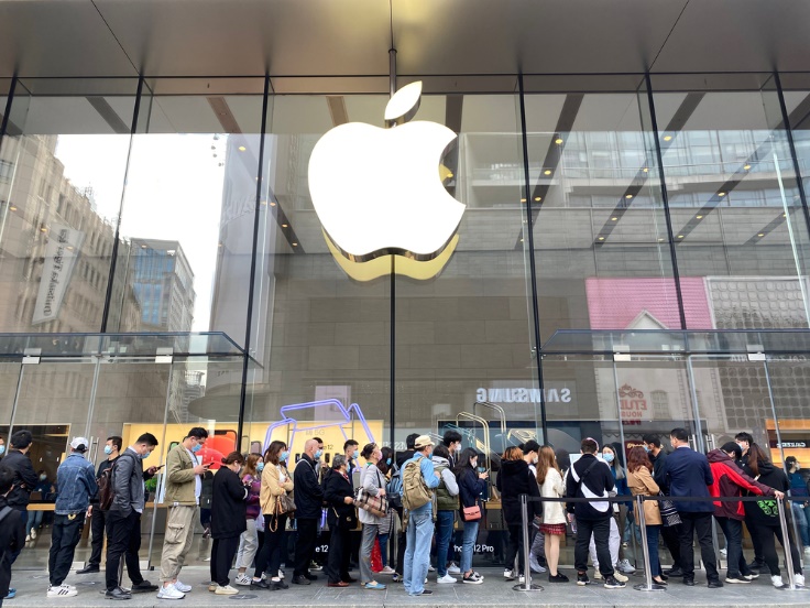 2020年11月，许多消费者在苹果店门口排队等待购买新款iPhone