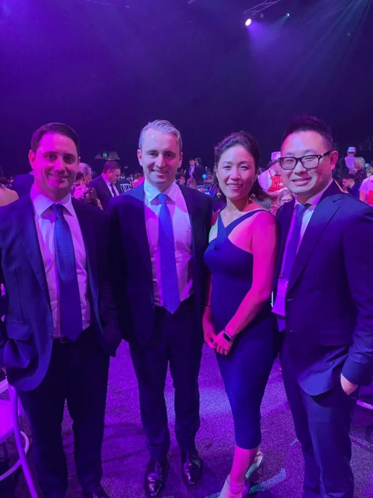 Sam Xu（右一）与联邦银行首席执行官Matt Comyn（左二）以及其他同事