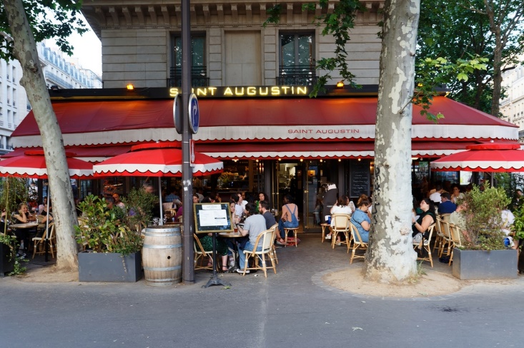 今年5月，巴黎圣奥古斯汀教堂边的餐厅