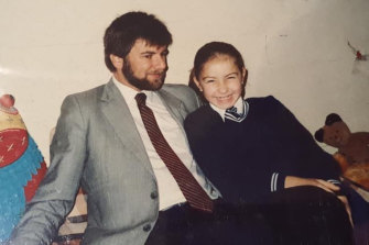 Robert Smorgon和他的女儿Samantha Smorgon，摄于1980年代，图/The Age
