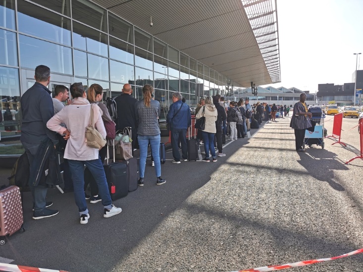 5月30日清晨，阿姆斯特丹史基浦机场，旅客排队到了候机楼外
