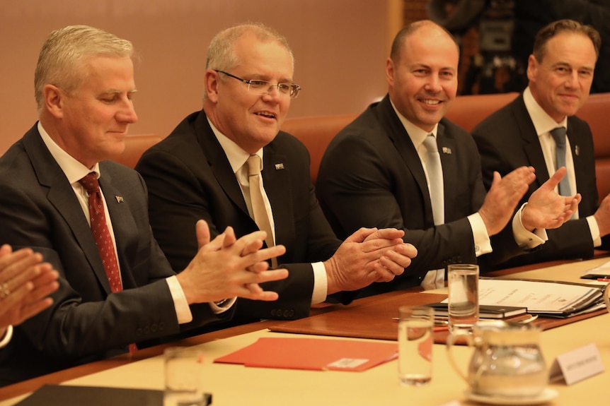 从左至右：迈克尔·麦科马克（时任副总理）、斯科特·莫里森、格雷格·亨特（时任卫生部长）、乔什·弗莱登伯格（时任财政部长），图/ABC