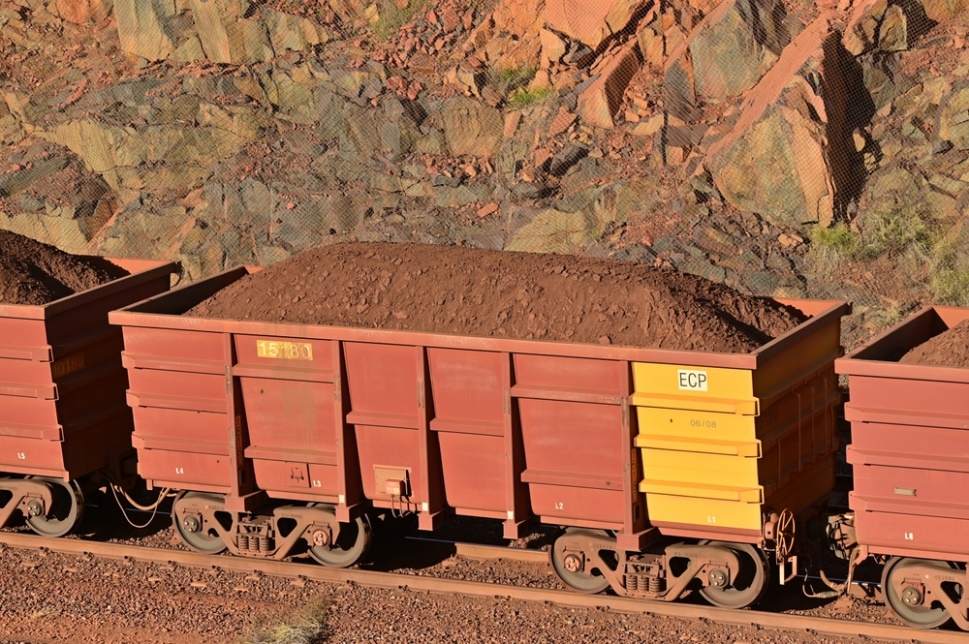 运送铁矿石的列车到达西澳的Dampier港