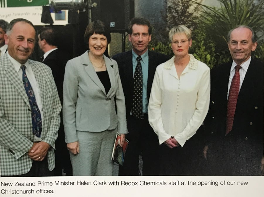 (新西兰PM Helen Clark与Redox员工于新办公室开张仪式中合影,图片来源：redox.com)